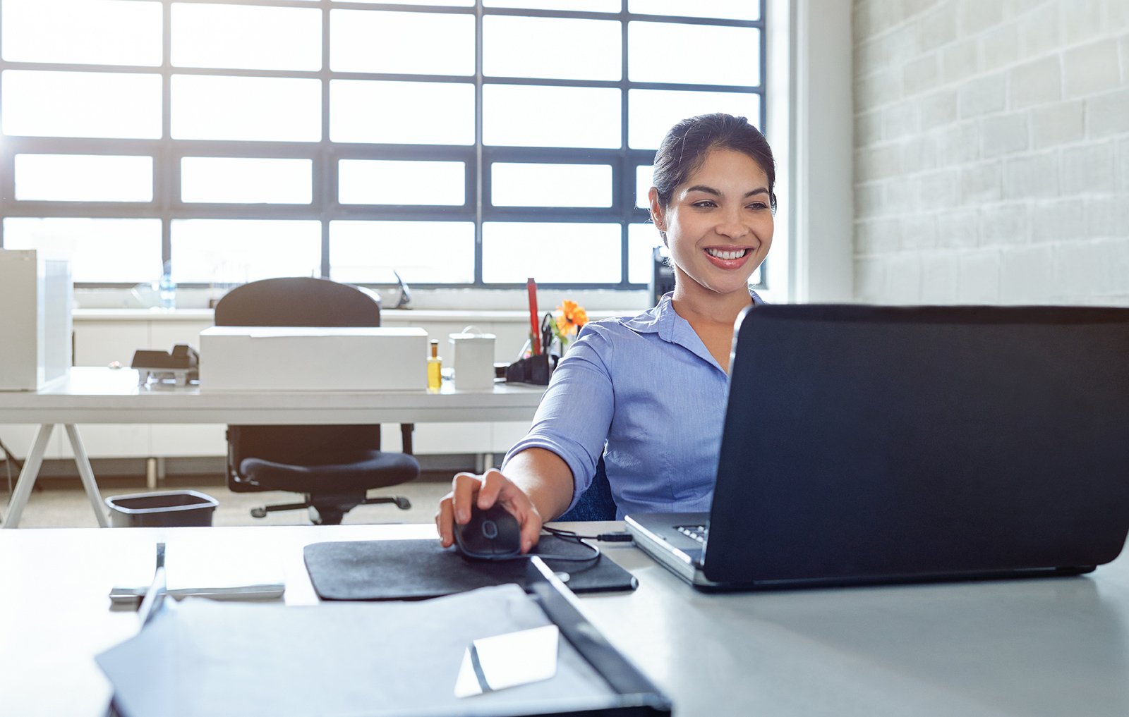 Woman working with Effectmanager Report tracking