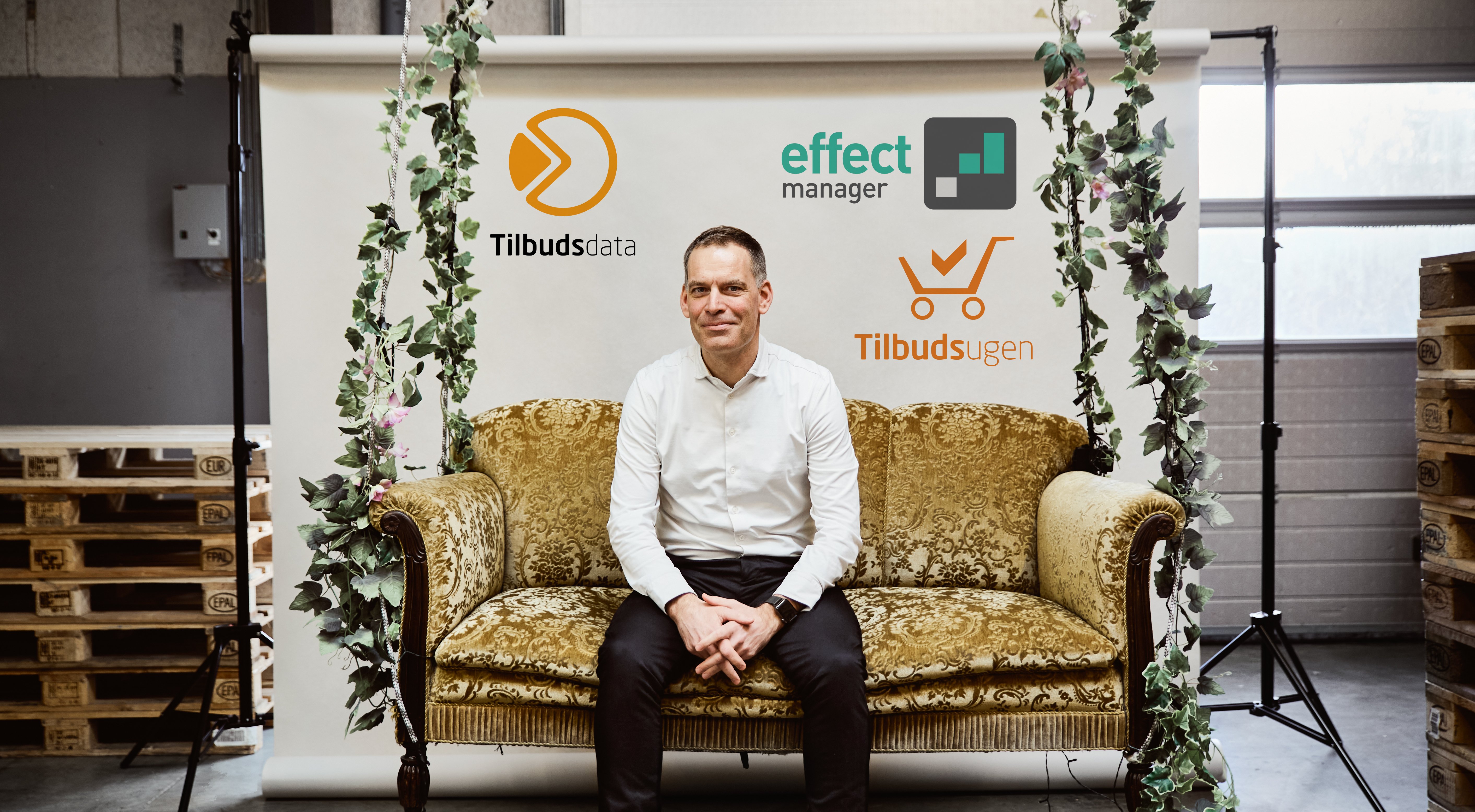 Jesper pressebillede m logoer-1